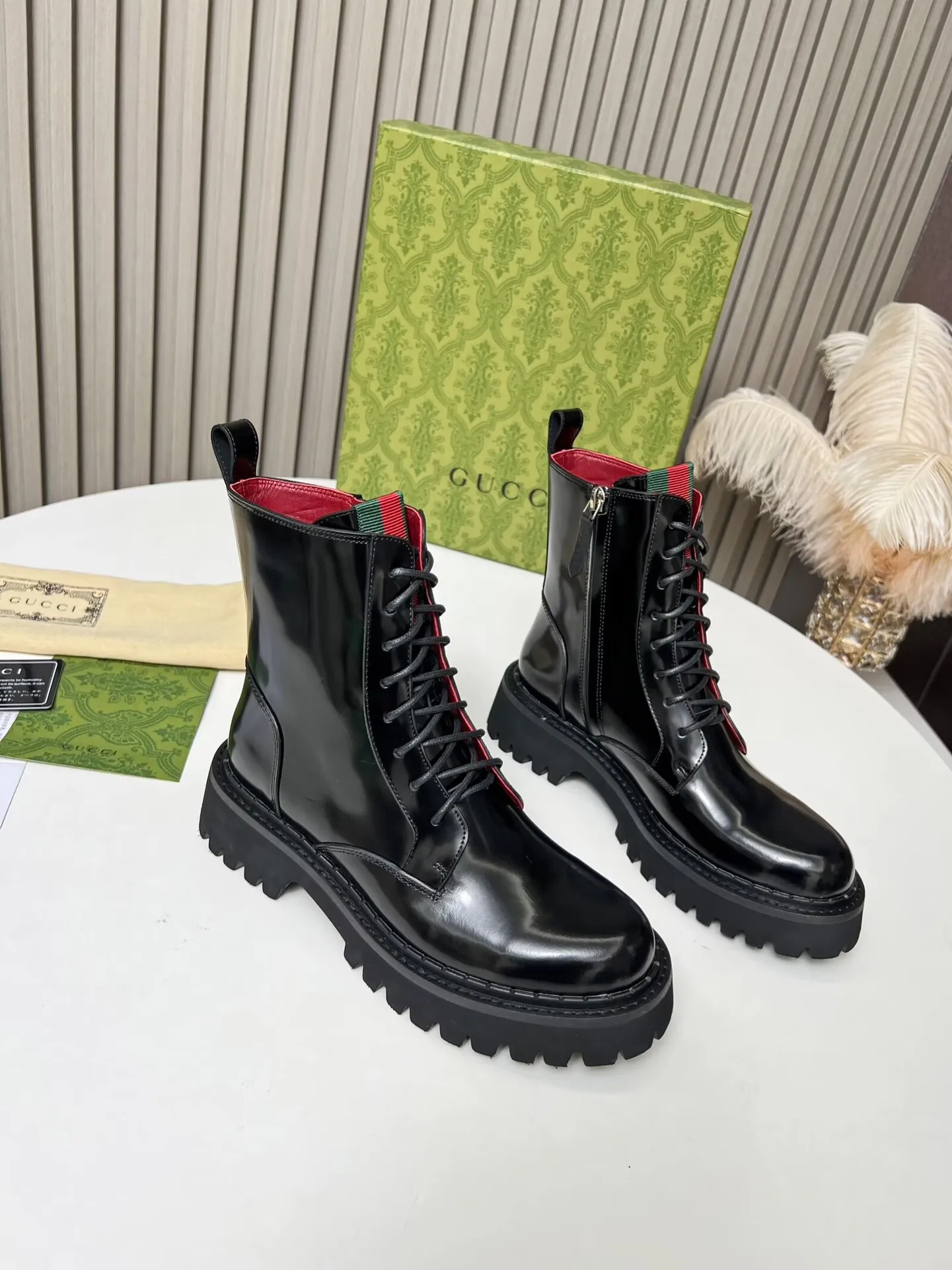 👟👟Ex-factory price 620👟👟 2025 latest version of Gucci GUCCI versatile strappy Martin boots, easy to put on and take off 'Branded webbing color matching Heel height: 5cm Fabric: cowhide/open edge beads Inner/foot pads: red cowhide 🐂 The outsole is made of foam outsole Color: black Code number: 34-40. 34 and 41 42 need to be customized Packaging: Comes with card and cloth bag.